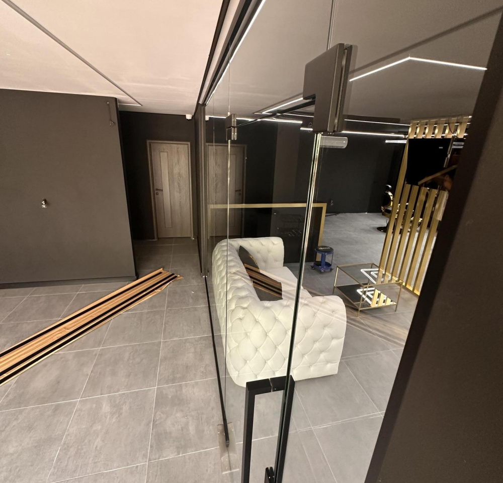 sklenené deliace steny