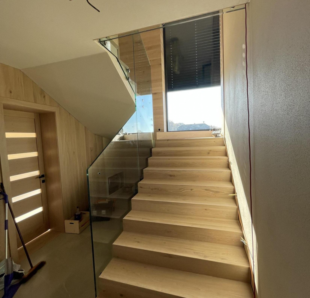 sklenené zábradia a schody